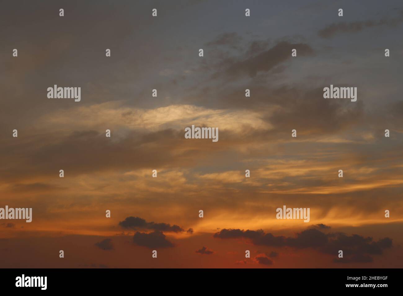 Cielo e nuvole dopo il tramonto, vista cielo crepuscolo per un paesaggio naturale design. Foto Stock