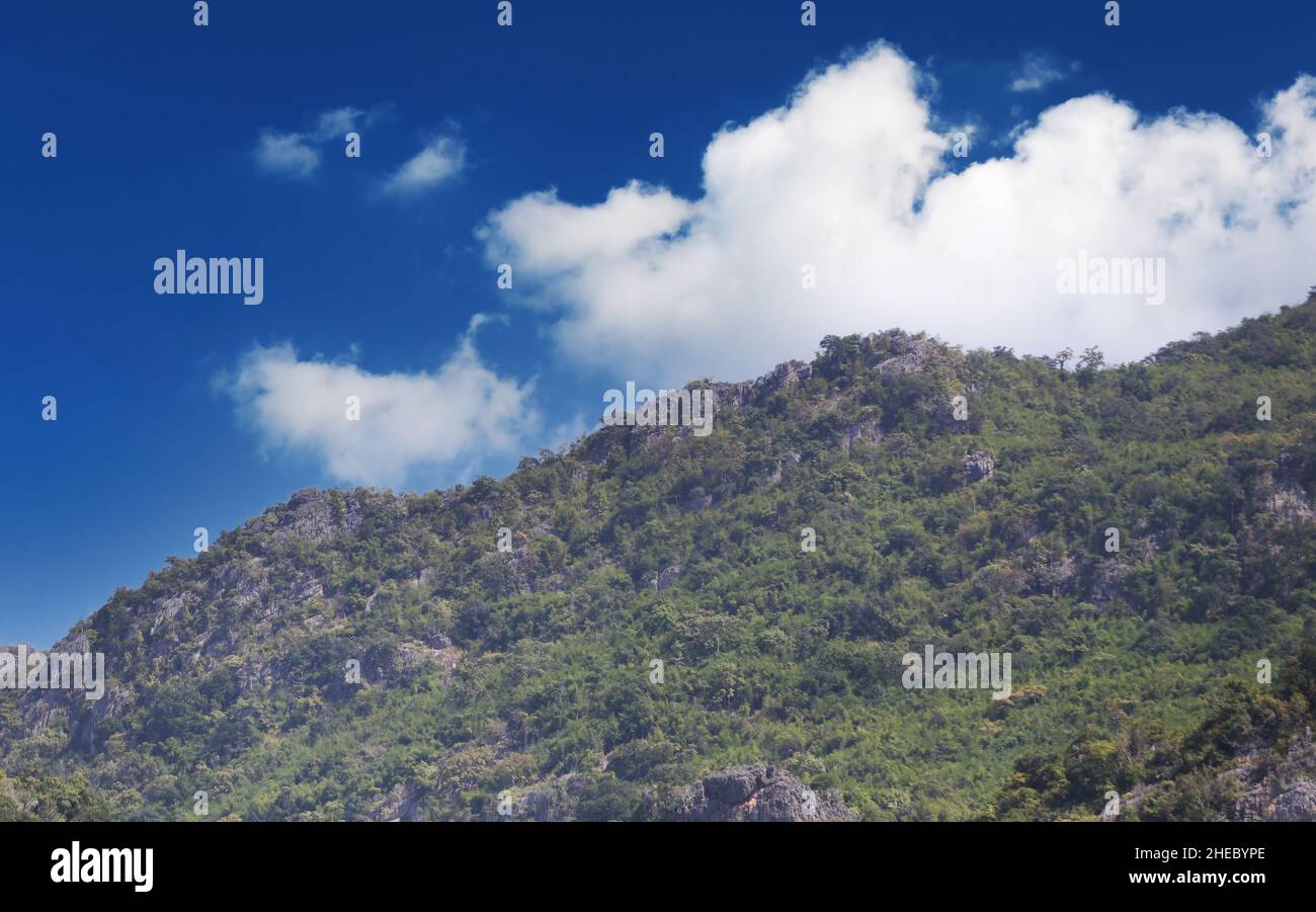 Montagna di giorno con nuvole bianche e luminose, paesaggio naturale di foreste tropicali in Thailandia. Foto Stock
