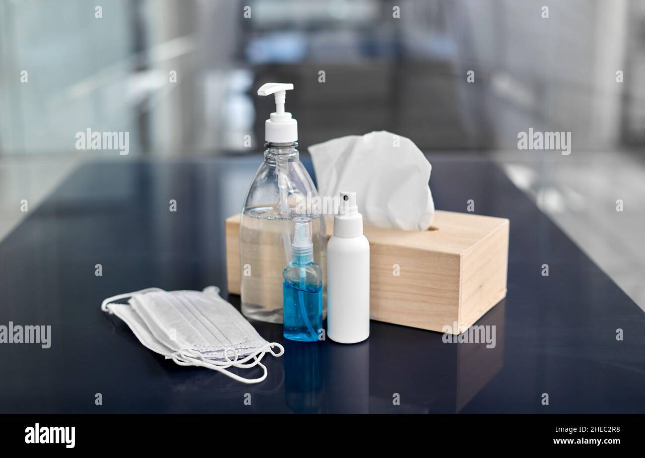 disinfettanti per le mani, maschere, sapone liquido e fazzoletti Foto Stock