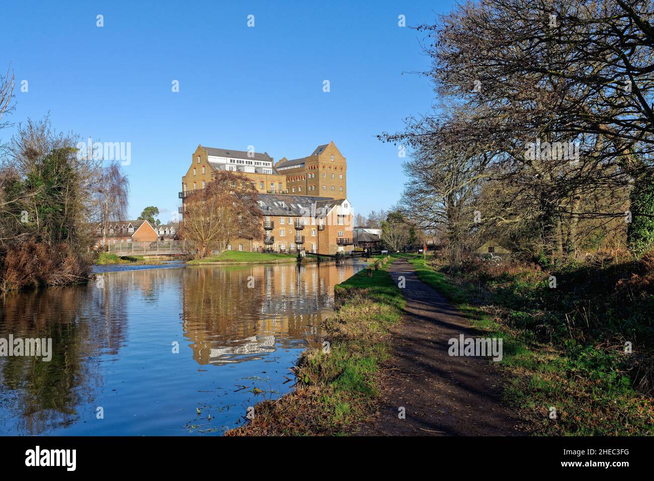 Coxes Lock Mill appartamenti sul canale di navigazione River Wey in un giorno d'inverno soleggiato Addlestone Surrey Inghilterra UK Foto Stock