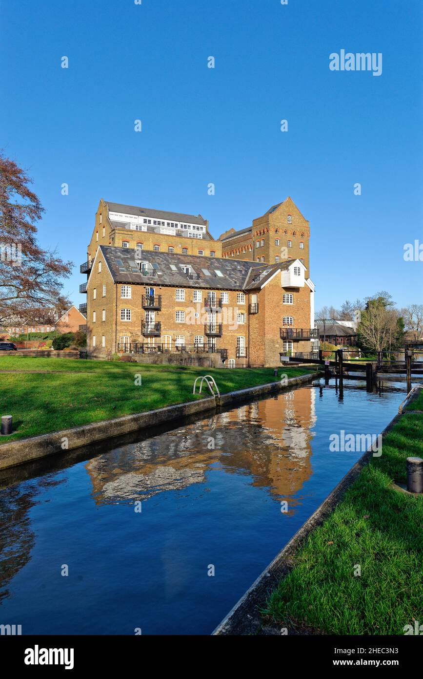 Coxes Lock Mill appartamenti sul canale di navigazione River Wey in un giorno d'inverno soleggiato Addlestone Surrey Inghilterra UK Foto Stock