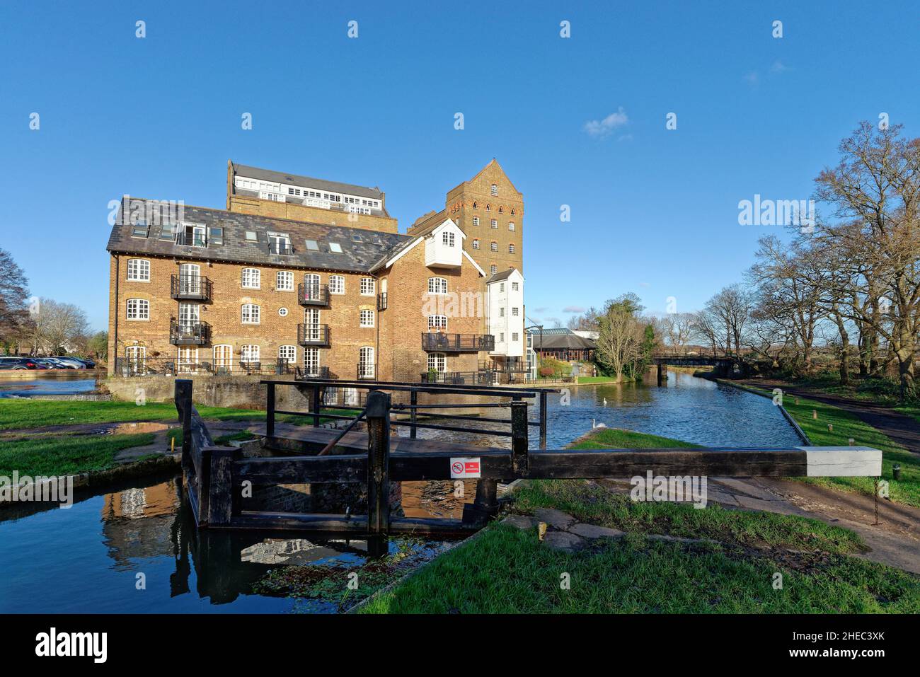 Coxes Lock Mill appartamenti sul canale di navigazione River Wey in un giorno d'inverno soleggiato Addlestone Surrey Inghilterra UK Foto Stock