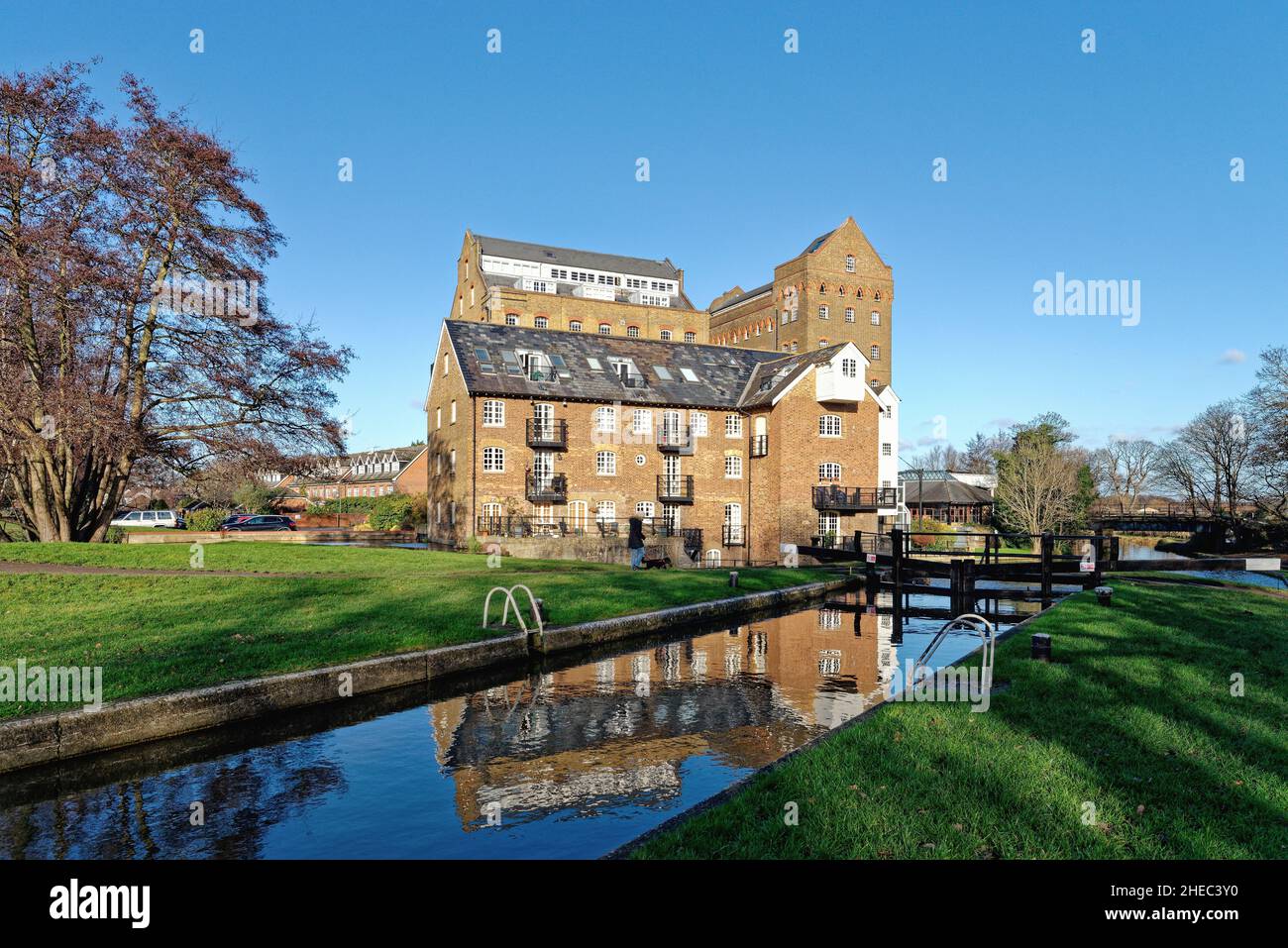 Coxes Lock Mill appartamenti sul canale di navigazione River Wey in un giorno d'inverno soleggiato Addlestone Surrey Inghilterra UK Foto Stock