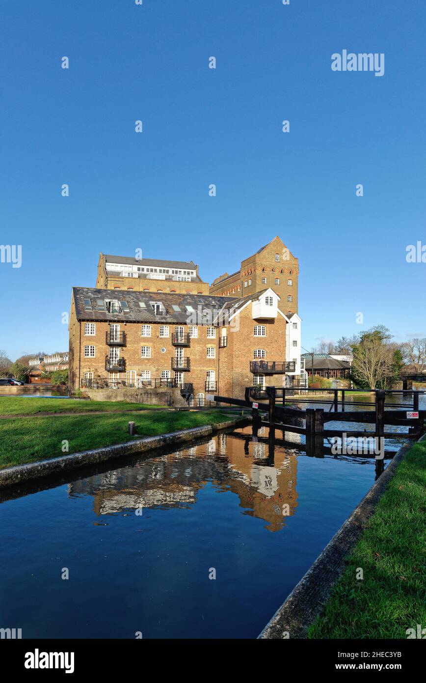 Coxes Lock Mill appartamenti sul canale di navigazione River Wey in un giorno d'inverno soleggiato Addlestone Surrey Inghilterra UK Foto Stock