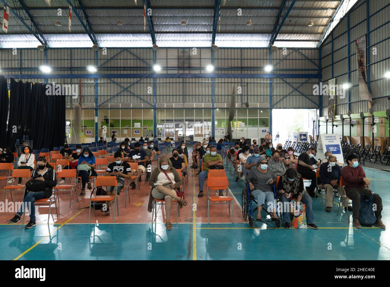 Santiago, Metropolitana, Cile. 10th Jan 2022. Le persone attendono di ricevere la quarta dose del vaccino covido in un centro di vaccinazione di Santiago, Cile. Il Cile inizia oggi la campagna di vaccinazione con una quarta dose, in un momento in cui la variante Omicron sta iniziando ad aumentare i casi. (Credit Image: © Matias Basualdo/ZUMA Press Wire) Foto Stock