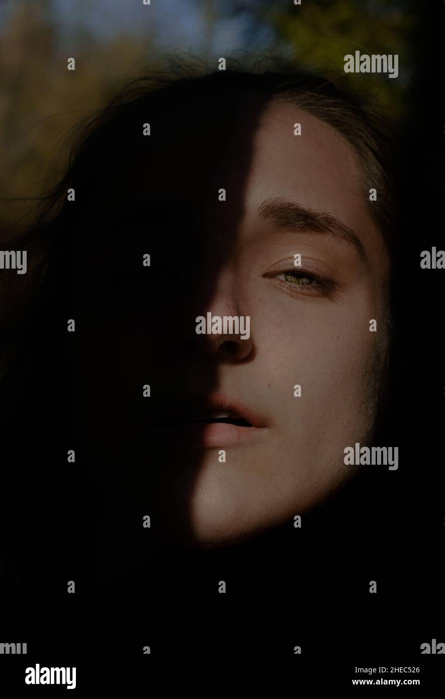 Un uso drammatico dell'ombra per indicare un livello di mistero nell'aspetto di essere calmo, raccolto e leggermente serio. Foto Stock