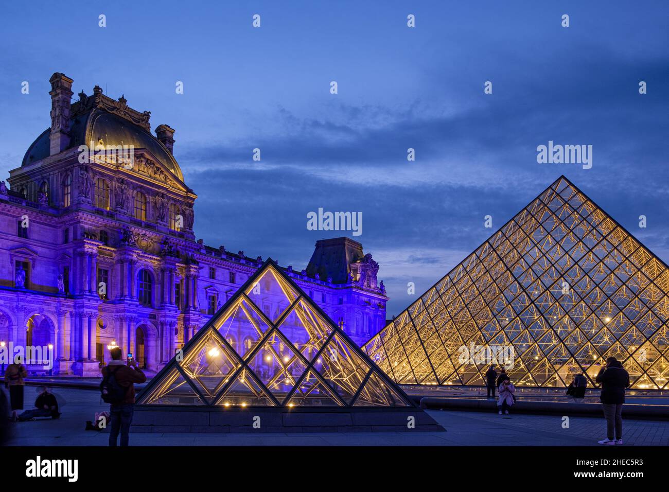 Francia. Parigi (75) (1th distretto). Nel gennaio 2022, per una settimana, il museo del Louvre si illumina in blu, nei colori d'Europa, per il lancio del P. Foto Stock