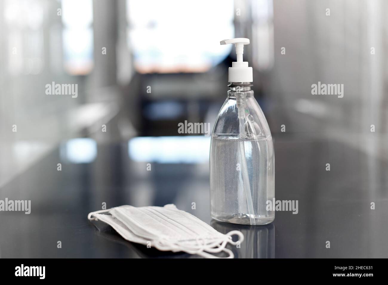 disinfettante per le mani o sapone liquido e maschere mediche Foto Stock