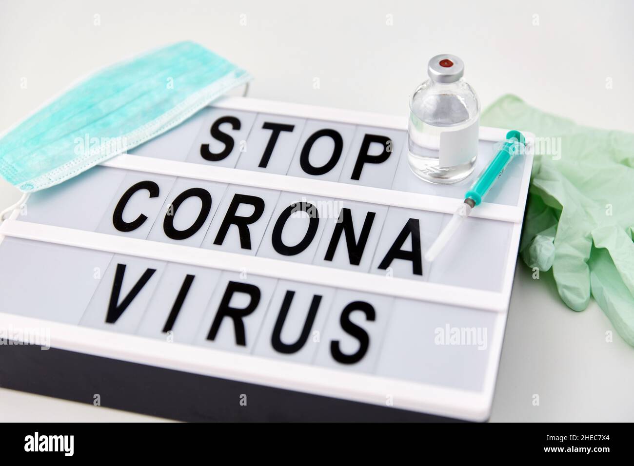 scatola luminosa con le parole di attenzione del coronavirus di arresto Foto Stock