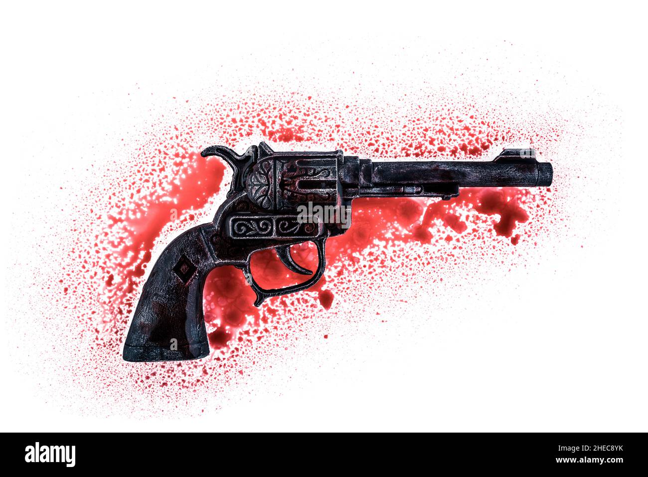 Vecchia pistola revolver nera a sangue rosso su sfondo bianco Foto Stock