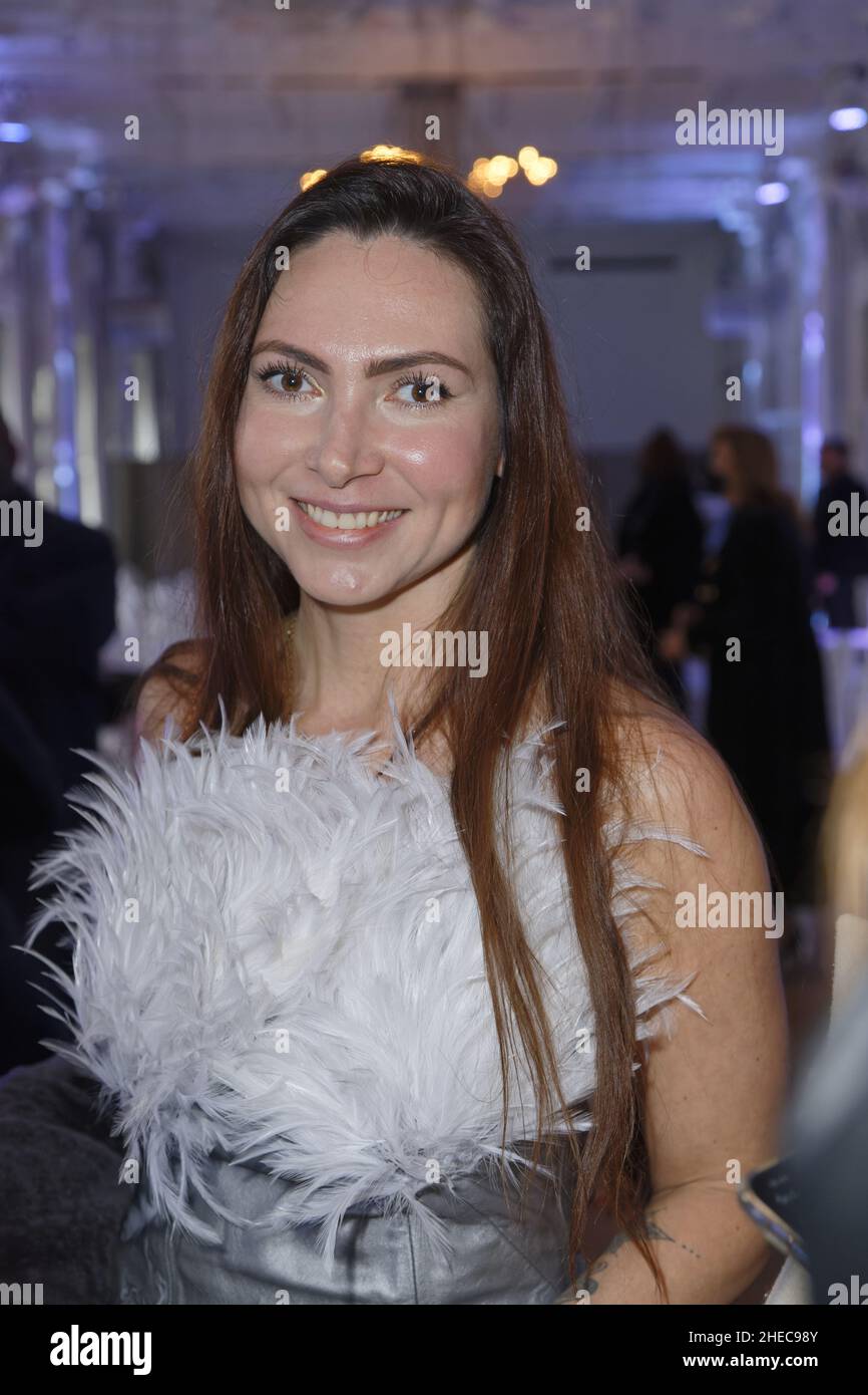 Parigi, Francia. 9th Jan 2022. Ekaterina Cherkasova, designer di Minerva Paris, si pone durante il André Rodrigues Fashion Show al Salon Des Miroirs. Foto Stock