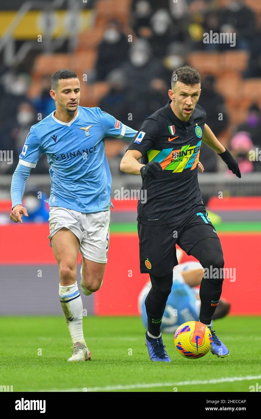 Milano, Italia. 09th Jan 2022. Ivan Perisic (14) di Inter e Luiz Felipe (3) del Lazio ha visto nella Serie un incontro tra Inter e Lazio a Giuseppe Meazza di Milano. (Photo Credit: Gonzales Photo/Alamy Live News Foto Stock