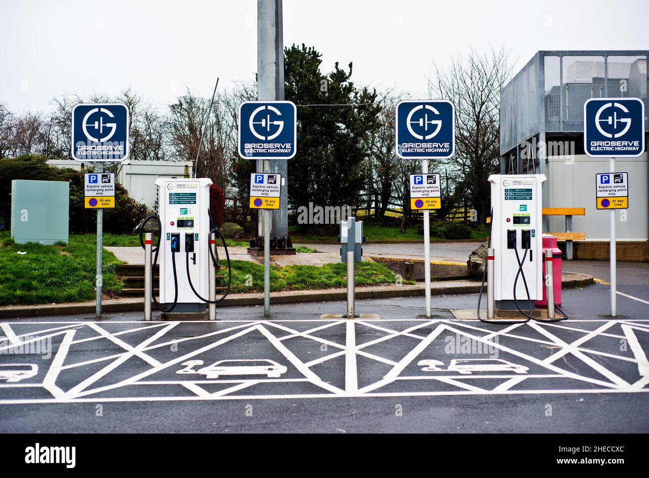 Punti di ricarica per auto elettriche Gridserve, stazione di servizio dello chef Watford Gap Road su M1, Inghilterra Foto Stock