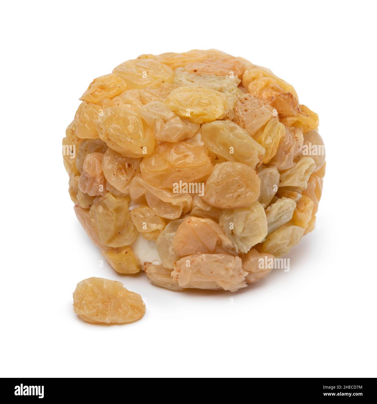 Unico formaggio di capra morbido coperto con uvetta marinata isolato su sfondo bianco Foto Stock