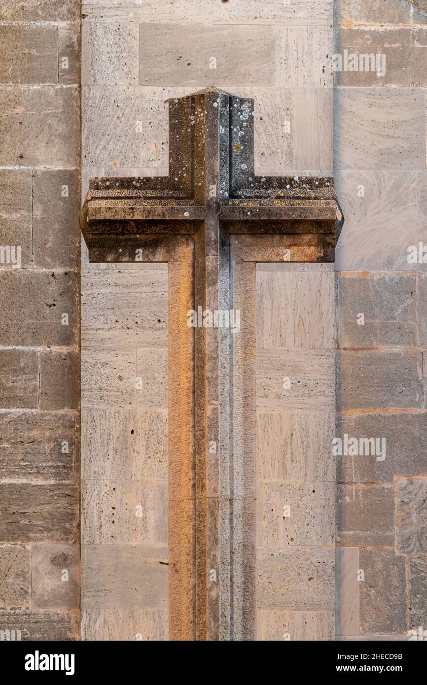 Croce cristiana di pietra fuori dalla chiesa parrocchiale Sant Andreu a Santanyí, Maiorca, Isole Baleari, Spagna Foto Stock