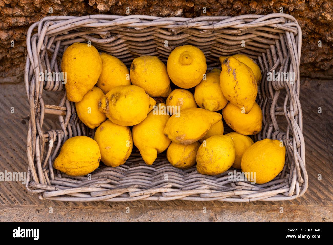 Limoni in un cestino di vimini, Santanyí, Maiorca, Maiorca, Isole Baleari, Spagna Foto Stock
