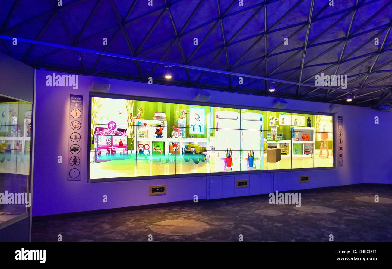 Rochester, New York, Stati Uniti. Dicembre 16, 2021. All'interno del forte National Museum of Play che ospita la National Toy Hall of Fame di Rochester, NY Foto Stock