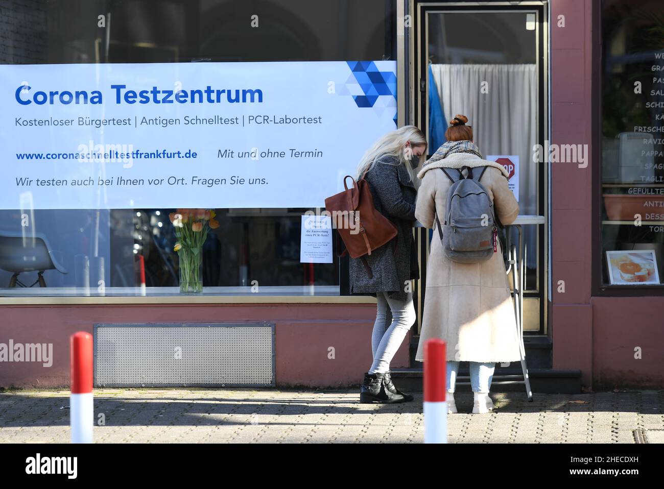 (220110) -- FRANCOFORTE, 10 gennaio 2022 (Xinhua) -- la gente attende fuori di un centro di test COVID-19 a Francoforte, Germania, 10 gennaio 2022. Il tasso di incidenza di sette giorni COVID-19 della Germania per 100.000 abitanti ha continuato ad aumentare e ha raggiunto 375,7, in aumento da 362,7 il giorno precedente, il Robert Koch Institute (RKI) per le malattie infettive riferite il lunedì. Venerdì scorso, i governi statali tedeschi e federali avevano concordato una cosiddetta regola del 2G-Plus per il settore gastronomico, limitando l'accesso alle persone vaccinate e recuperate con test COVID-19 negativi e alle persone solo con vaccinazioni di richiamo. (Xinhua/L Foto Stock