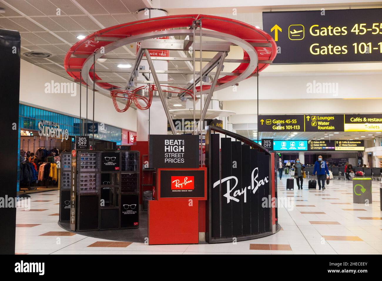 Rayban / Ray Ban negozio e mostra, e segno per il negozio al dettaglio sul  lato dell'aria e famoso marchio al Terminal Nord dell'aeroporto di Gatwick.  Londra. REGNO UNITO. (128 Foto stock -