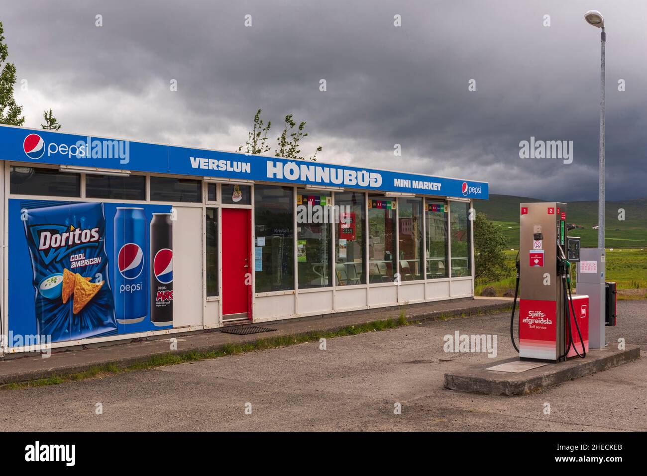 Islanda, Regione di Vesturland, Reykholt, distributore di benzina N1 e mini market Honnubud Foto Stock
