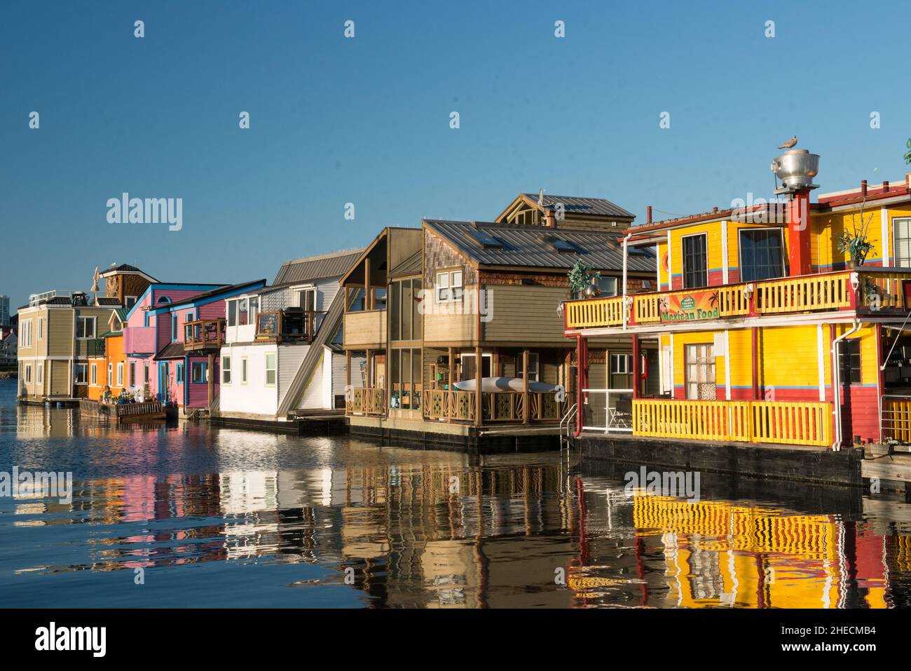 La comunità galleggiante di Victoria, British Columbia. Un villaggio unico di case, negozi e ristoranti sul Fisherman's Wharf. Foto Stock