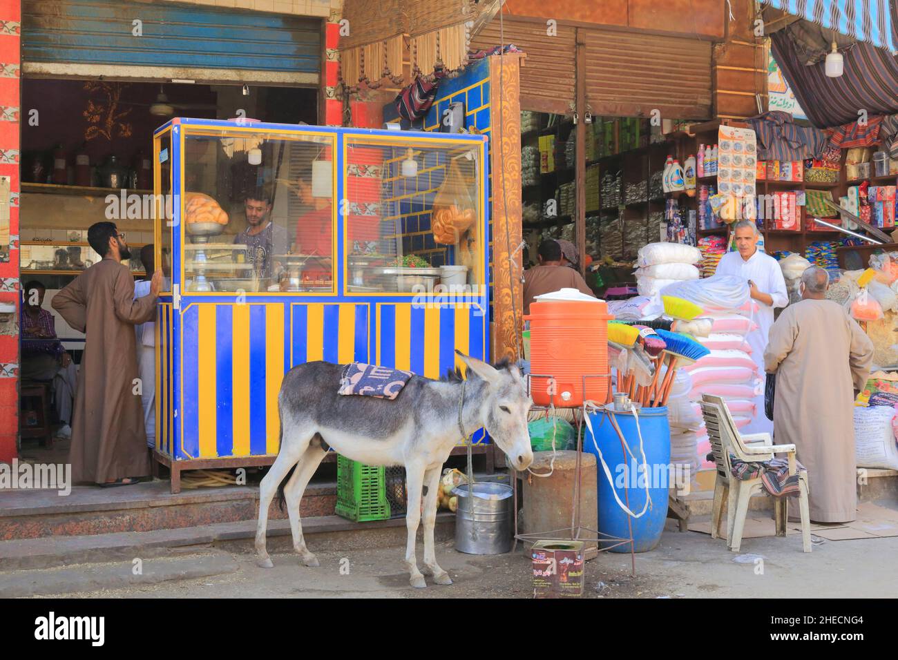 Egitto, Alto Egitto, valle del Nilo, Kom Ombo, mercato con cibo di strada Foto Stock