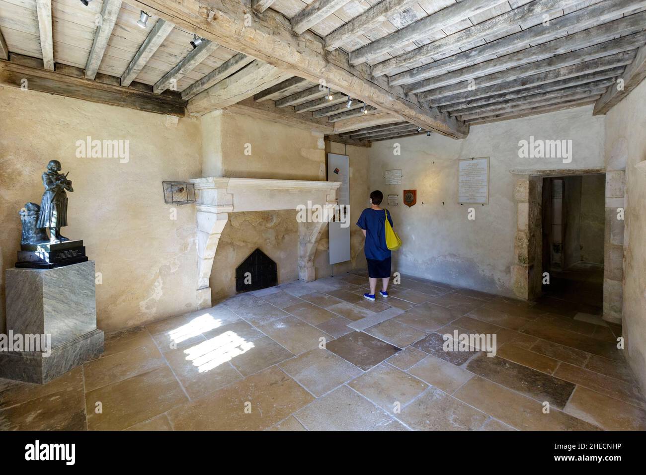 Francia, Vosgi, Domremy la Pucelle, luogo di nascita di Giovanna d'Arco, casa del 15th secolo in cui Giovanna d'Arco è nato etichettato Maison des Illutres (casa di una persona famosa) con una statua di Giovanna d'Arco della principessa Marie d'Orleans, il soggiorno Foto Stock