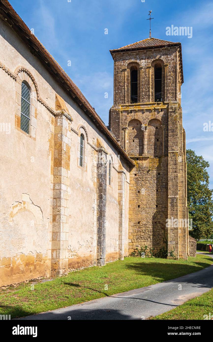 Francia, Cher, Saint-Pierre-les-Etieux, villaggio sulla via Lemovicensis o Vezelay, uno dei modi principali per Santiago de Compostela, 12th secolo romanica chiesa di Saint-Pierre Foto Stock