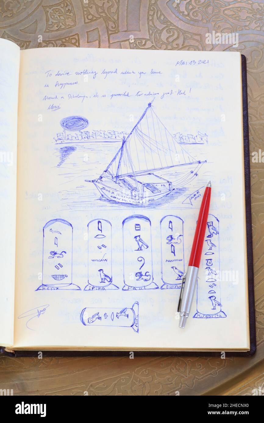 Egitto, Alto Egitto, valle del Nilo, dahabieh Luxor crociera tra Esna e Assuan, libro degli ospiti per i passeggeri della barca Foto Stock