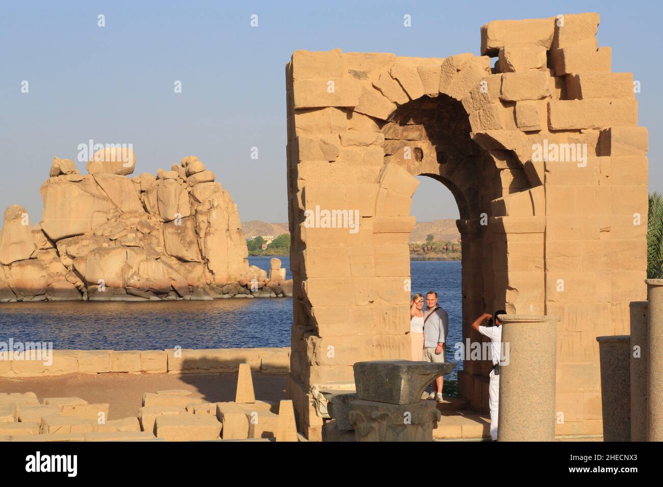 Egitto, Alto Egitto, Nubia, valle del Nilo, Assuan, Isola di Agilka, vista dalla porta di Diocleziano del tempio di Philae (patrimonio mondiale dell'UNESCO) sui dintorni situati tra la vecchia diga di Assuan e la diga di Assuan Foto Stock