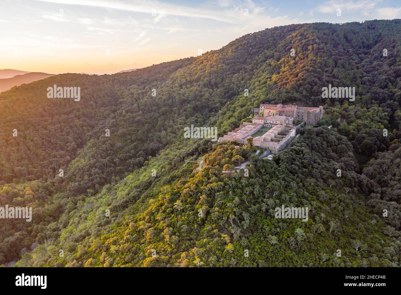 Francia, Var, Massif des Maures, Collobrieres, Notre Dame de Clemence de la Verne monastero o Chartreuse de la Verne (vista aerea) // Francia, Var (83) Foto Stock