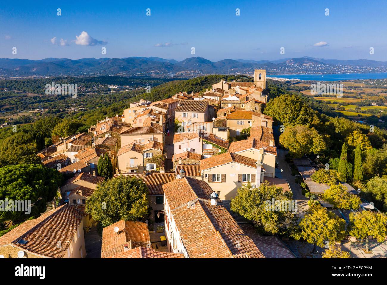 Francia, Var, Golfo di Saint Tropez, Gassin, etichettato Les Plus Beaux Villages de France (i più bei villaggi di Francia), vista generale del male Foto Stock