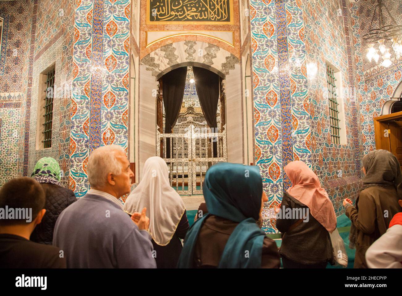 Istanbul, Turchia - 06-10-2016:persone musulmane nella Moschea del Sultano Eyup Foto Stock