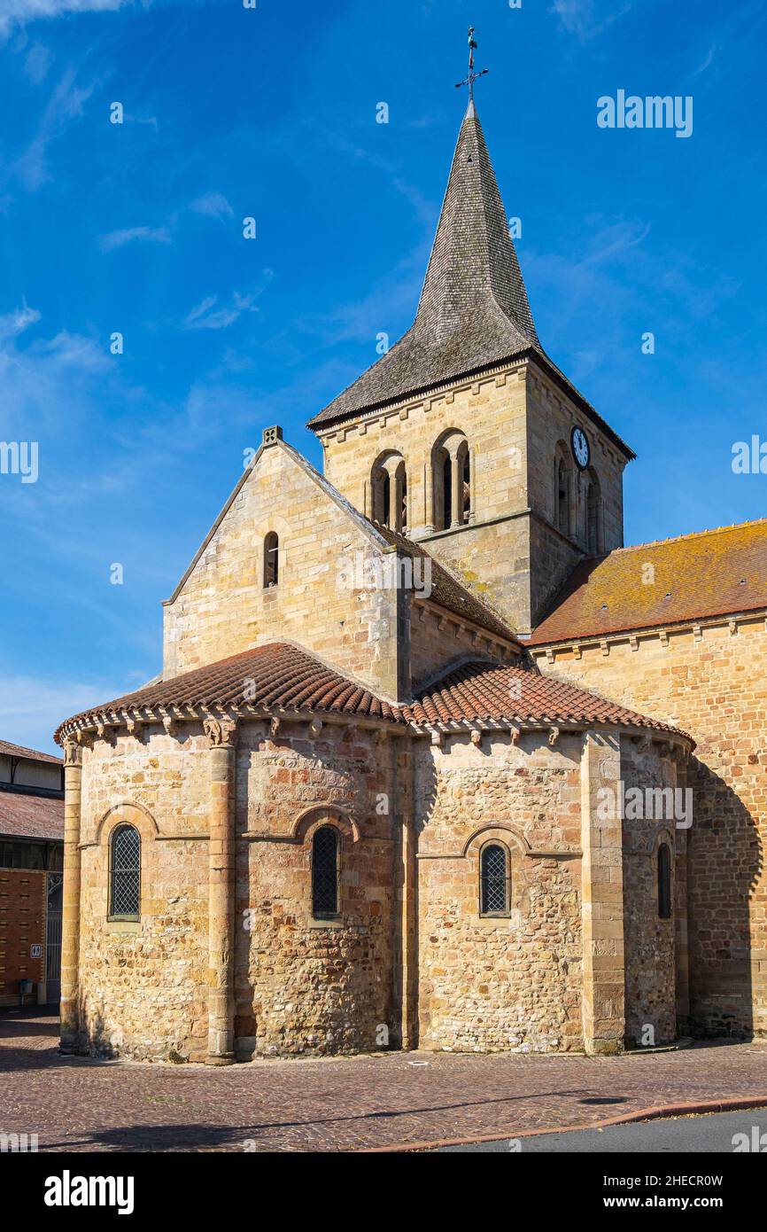 Francia, Allier, Lurcy-Levis, tappa sulla via Lemovicensis o Vezelay, uno dei modi principali per Santiago de Compostela, chiesa romanica di Saint-Martin Foto Stock