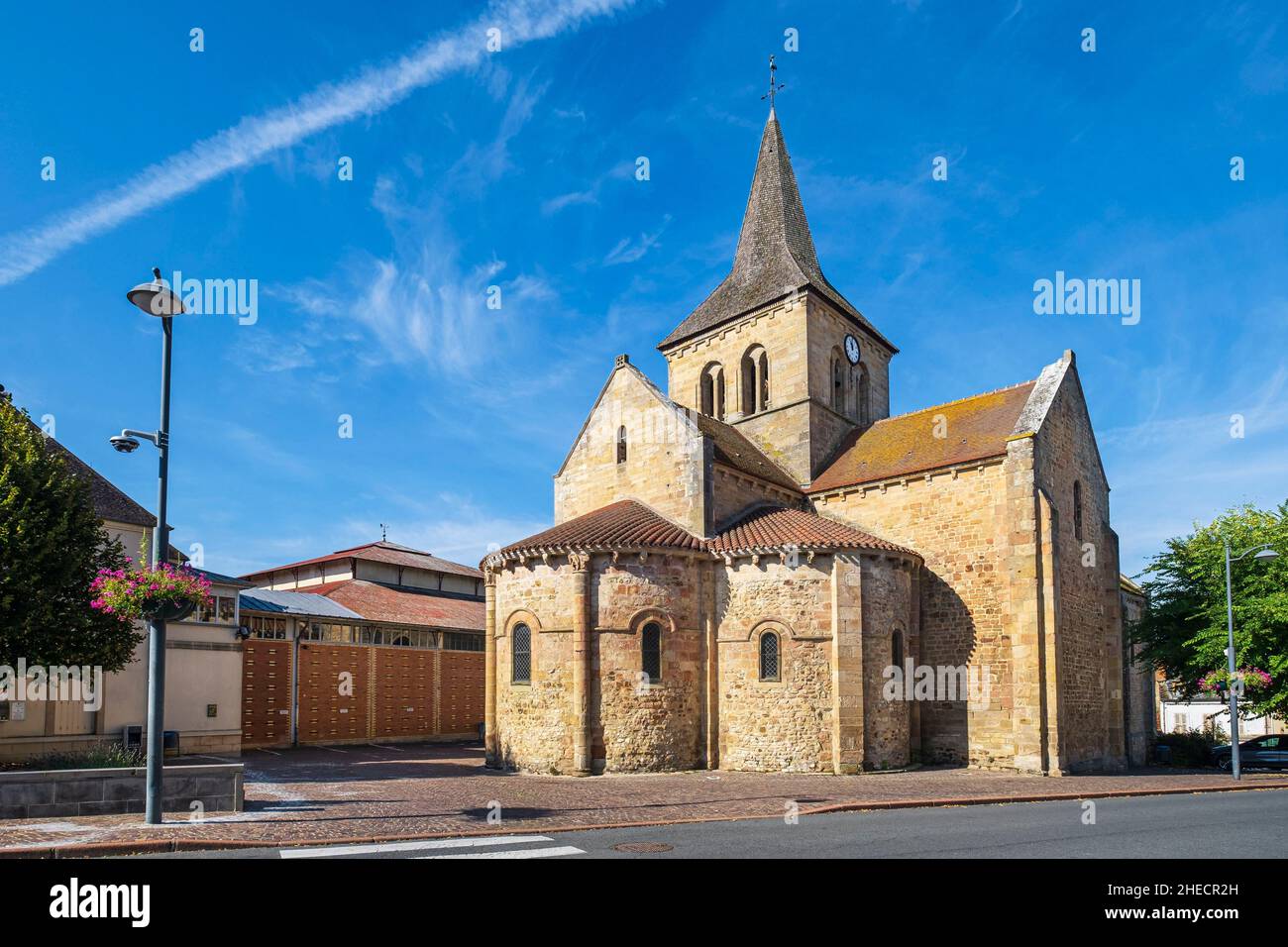 Francia, Allier, Lurcy-Levis, tappa sulla via Lemovicensis o Vezelay, uno dei modi principali per Santiago de Compostela, chiesa romanica di Saint-Martin Foto Stock