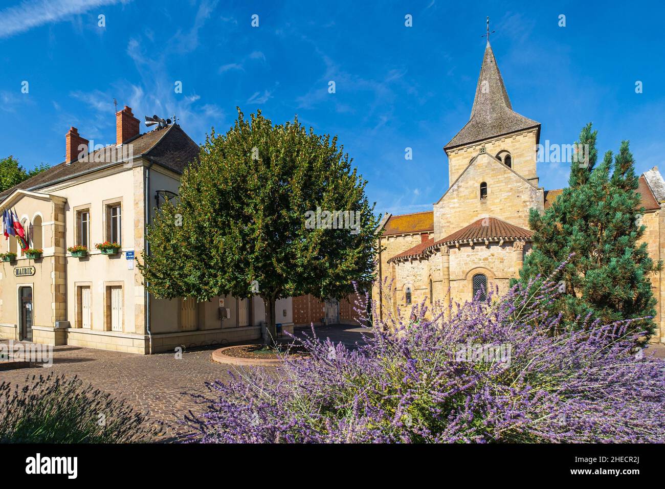 Francia, Allier, Lurcy-Levis, tappa sulla via Lemovicensis o Vezelay, uno dei modi principali per Santiago de Compostela, la chiesa romanica di Saint-Martin e il municipio Foto Stock