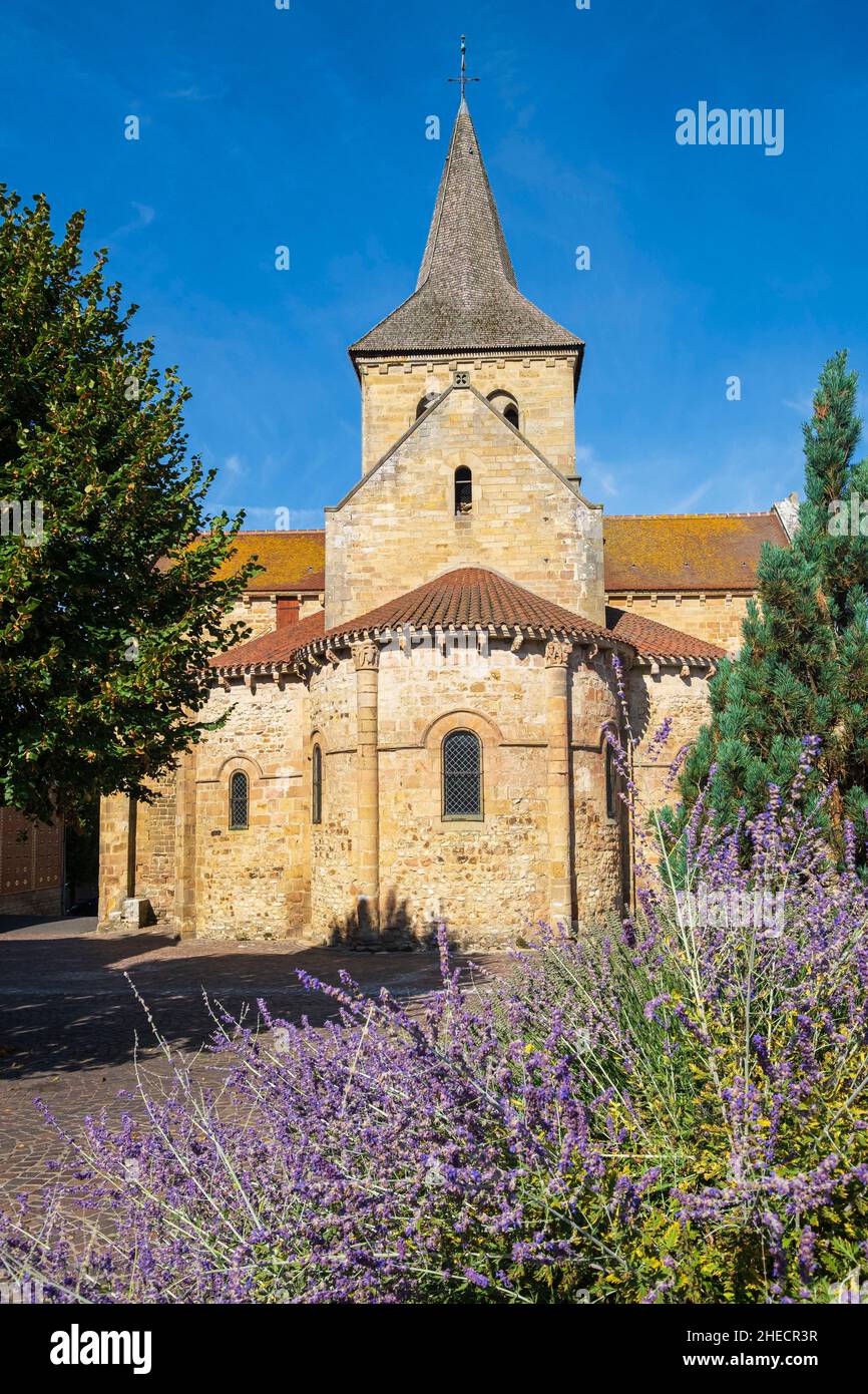Francia, Allier, Lurcy-Levis, tappa sulla via Lemovicensis o Vezelay, uno dei modi principali per Santiago de Compostela, chiesa romanica di Saint-Martin Foto Stock