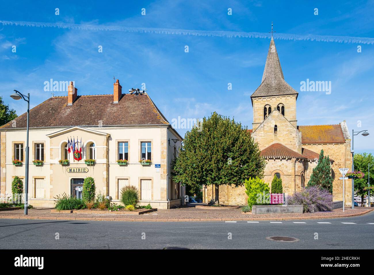 Francia, Allier, Lurcy-Levis, tappa sulla via Lemovicensis o Vezelay, uno dei modi principali per Santiago de Compostela, la chiesa romanica di Saint-Martin e il municipio Foto Stock