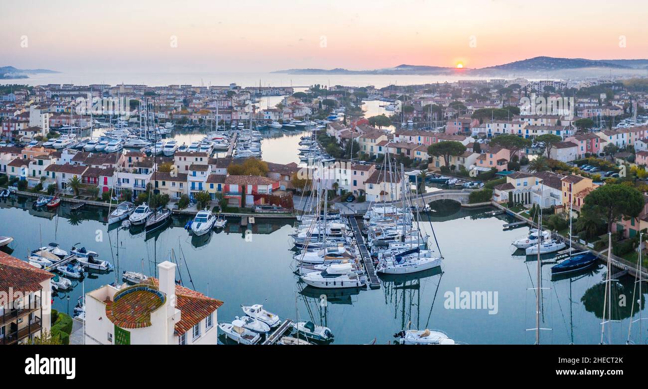 Francia, Var, Golfo di Saint Tropez, Grimaud, Port Grimaud, città lacustre progettato dall'architetto francese Francois Spoerry, il porto turistico (vista aerea) Foto Stock