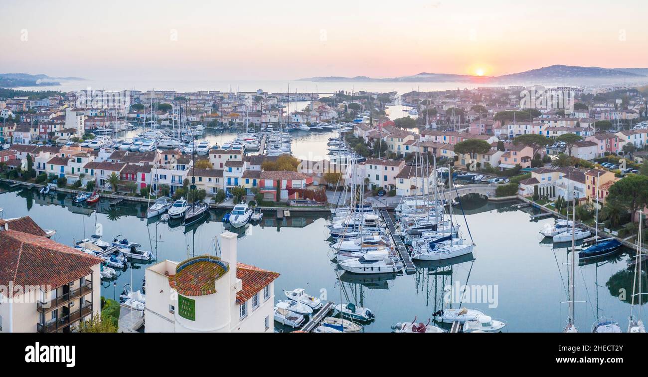 Francia, Var, Golfo di Saint Tropez, Grimaud, Port Grimaud, città lacustre progettato dall'architetto francese Francois Spoerry, il porto turistico (vista aerea) Foto Stock