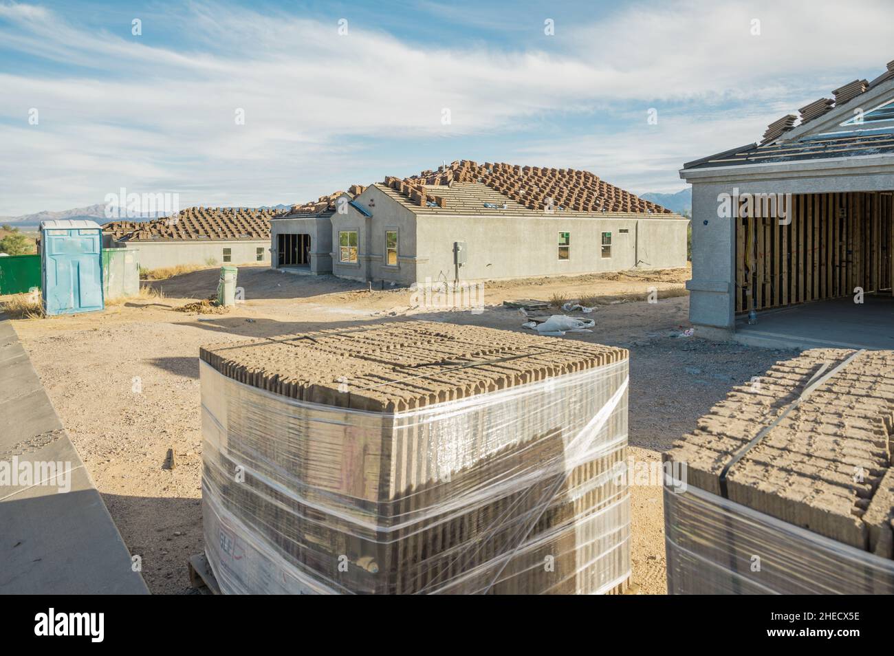 Nuova costruzione in casa con tegole in primo piano Foto Stock