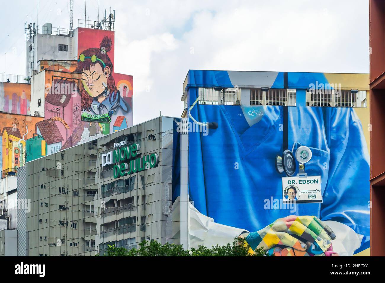 Hospital 'nove de Julho' (9 luglio) edificio moderno esterno con un graffiti nella parete laterale. Il dipinto onora il Dr. Edson Foto Stock