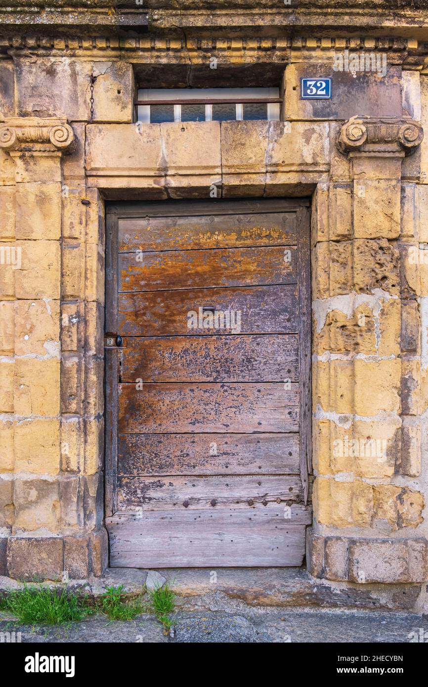 Francia, Lozere, Langogne, palco sul sentiero Stevenson o GR 70, porta di legno nel centro storico Foto Stock