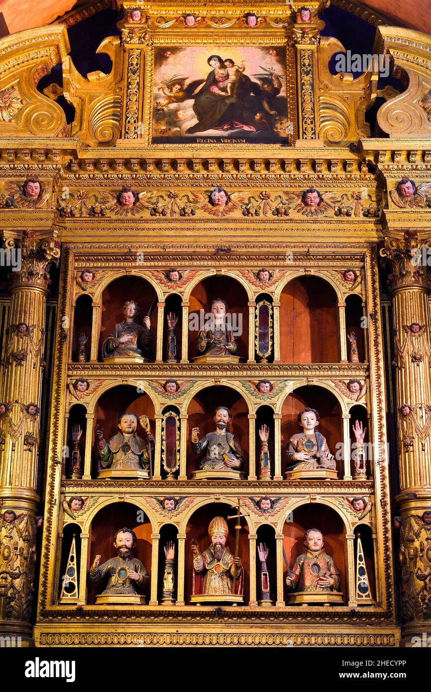 Portogallo, Isola di Madeira, Funchal, Praca do municipio, Chiesa di San Giovanni Evangelista (Igreja de Sao Joao Evangelista) o Chiesa del Collegio Gesuita, altare laterale con reliquie di San Ursula Foto Stock