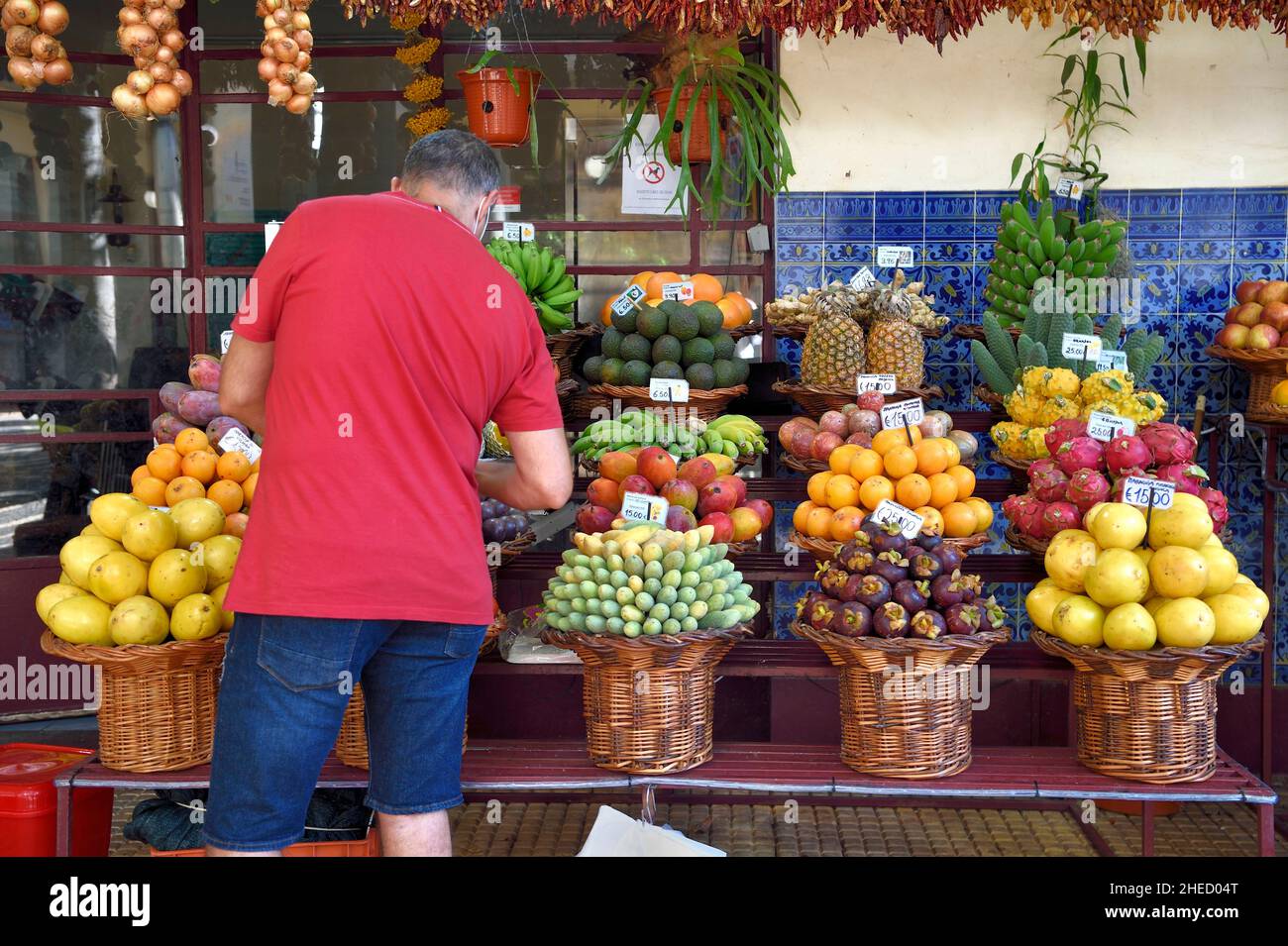 Portogallo, Isola di Madeira, Funchal, il mercato coperto Mercado dos Lavradores, bancarella di frutta Foto Stock
