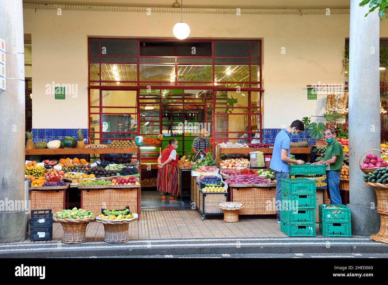 Portogallo, Isola di Madeira, Funchal, il mercato coperto Mercado dos Lavradores, frutta e verdura stalla Foto Stock