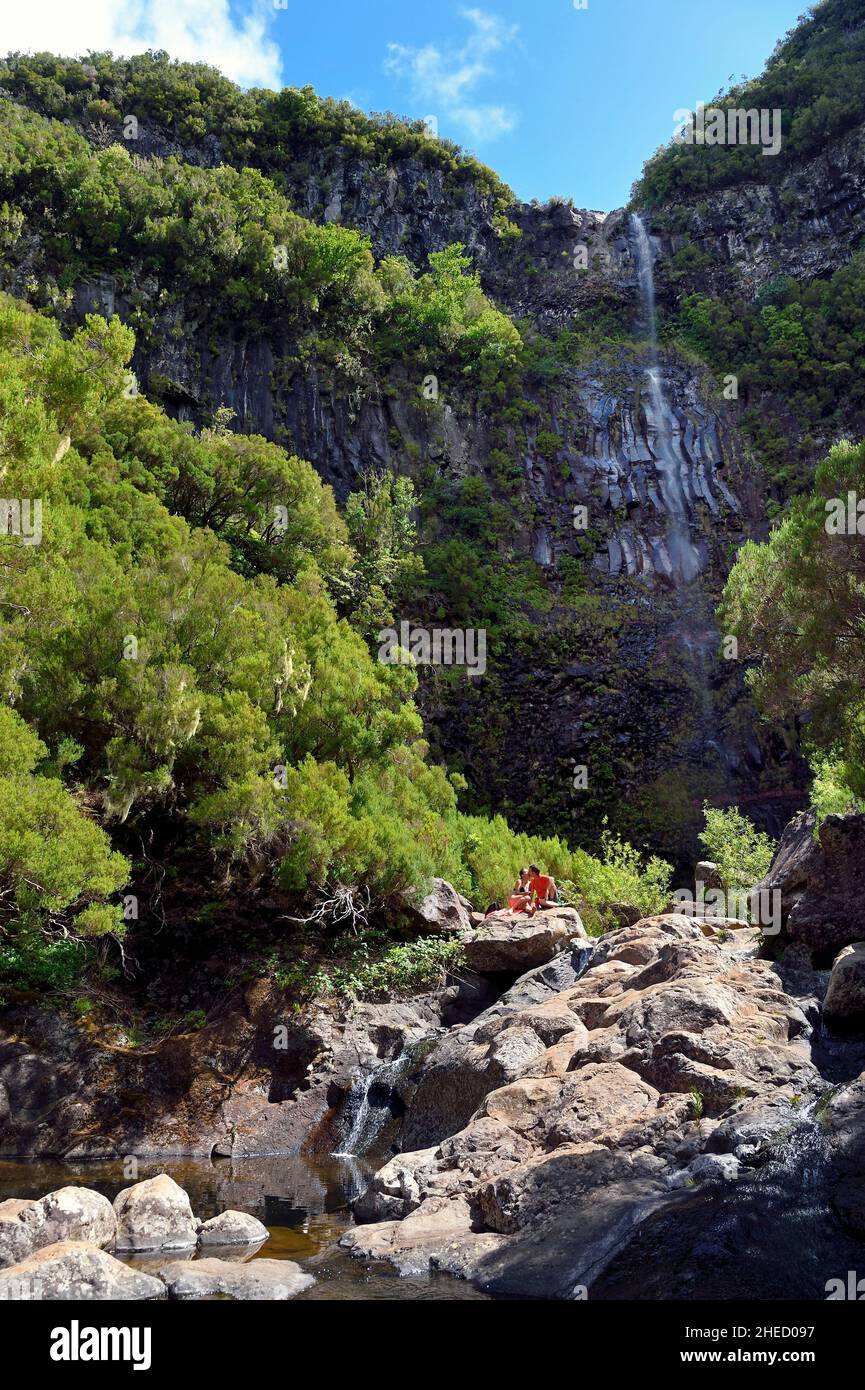 Portogallo, Isola di Madeira, escursione nella foresta di Raba?al dalla levada do Alecrim, cascata Lagoa do Vento alta 80 metri nel cuore della foresta Laurissilva classificato come Sito Patrimonio Mondiale dell'Umanità dell'UNESCO, amanti Foto Stock