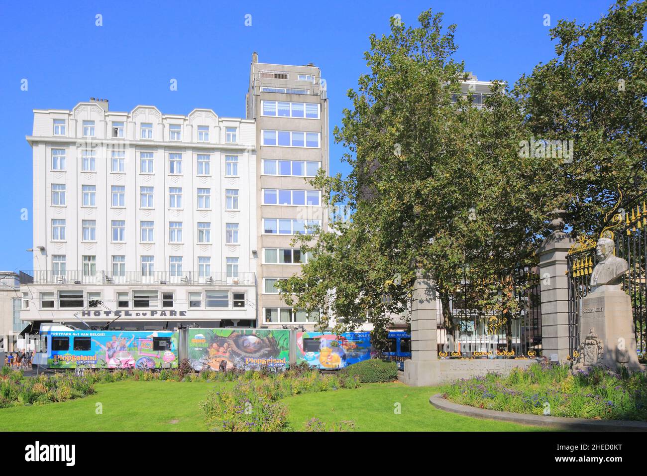 Belgio, Fiandre Occidentali, Ostenda, Place Marie Jose, tram che passa di fronte all'Hotel du Parc in stile Art Deco con la statua di Auguste Beernaert sulla destra Foto Stock