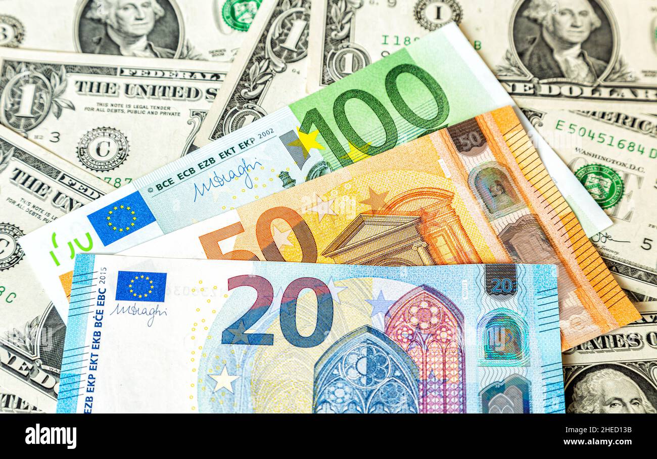 Varie banconote in euro sullo sfondo dei dollari . Moneta cartacea europea. Concetto aziendale Foto Stock