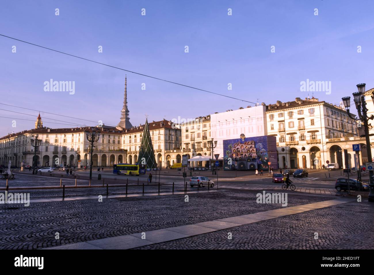 Panoramica dello skyline di Torino da Piazza Vittorio, vuoto nonostante il virus covid causa Natale Foto Stock